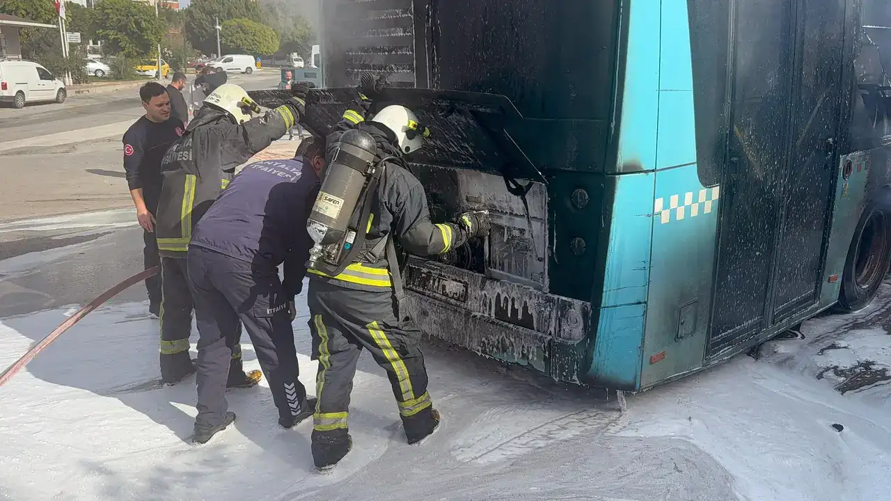 Antalya Gülveren'de Halk Otobüsü Alevlere Teslim Oldu 7